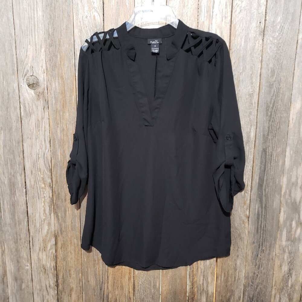 Rue 21 Top Blouse M Black Cut Out 3/4 Sleeve Flowy Chiffon Medium Split Neck‎